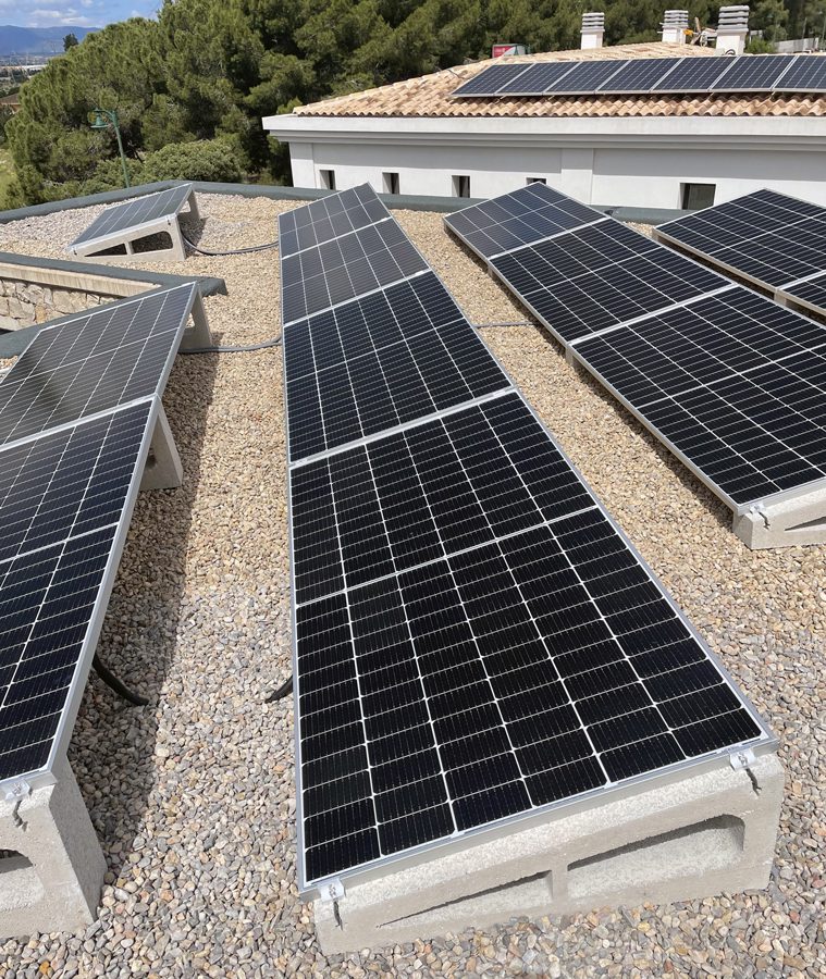 Paneles solares instalados sobre cubierta plana