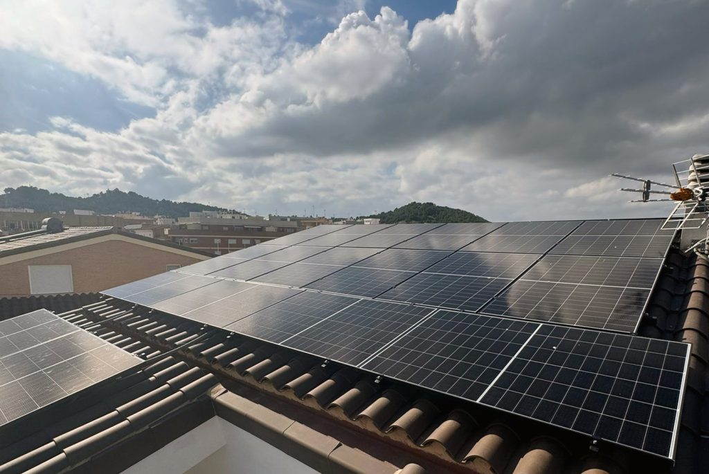 Instalación de placas solares Risen y baterías Huawei por NoisySolar