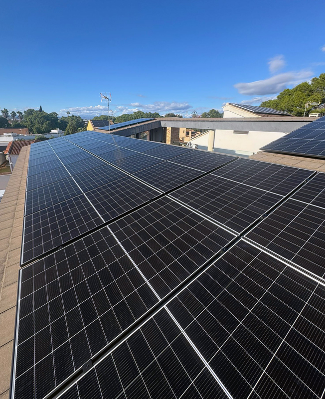 Instalación fotovoltaica de 14,6 kWp en vivienda unifamiliar con paneles solares