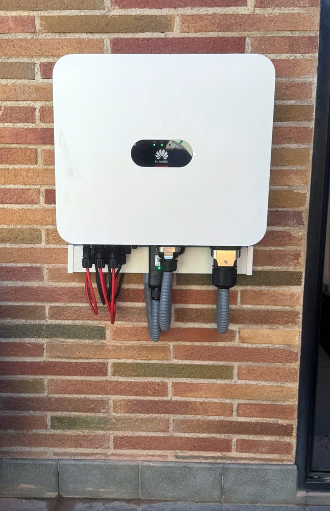 Inversor Huawei SUN2000-10K instalado en sistema fotovoltaico residencial